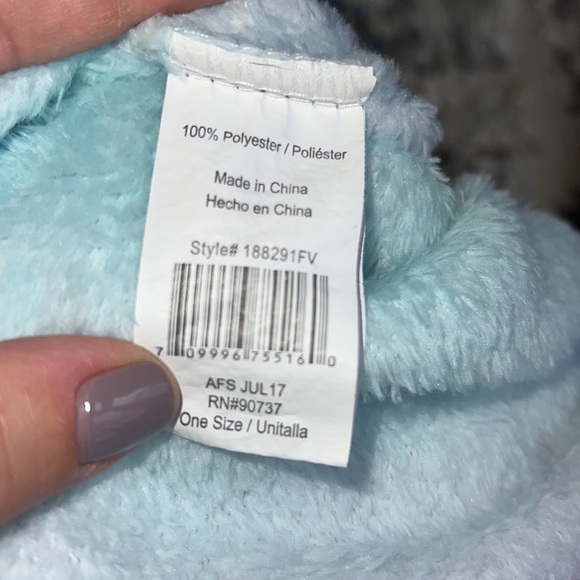 Mermaid tail plush wearable blanket - Picture 6 of 8